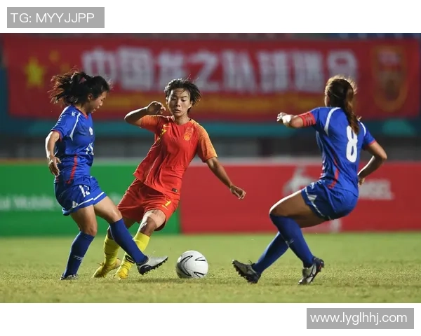 红色足球衣下的女足明星她在绿茵场上的卓越表现与辉煌成就